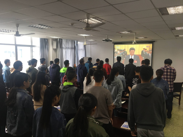 365英国上市公司官网师生集中观看第十九次全国代表大会开幕式2.png